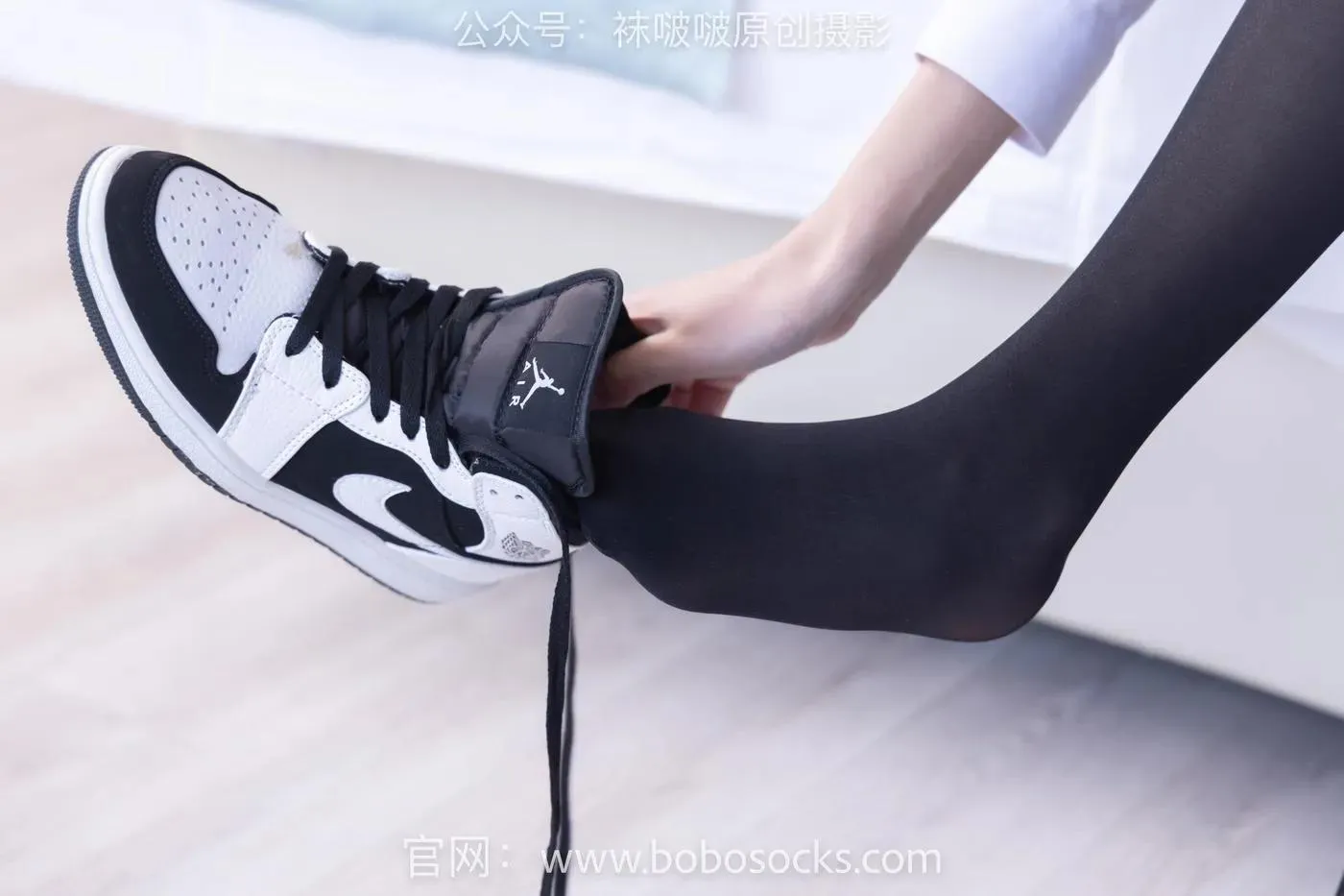 [BoBoSocks袜啵啵]NO.132 小甜豆-aj1板鞋、蓝色短靴、厚黑丝、厚红丝 [145P]插图4